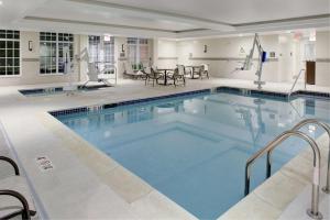 曼切斯特Hampton Inn & Suites Manchester, Vt的在酒店房间的一个大型游泳池