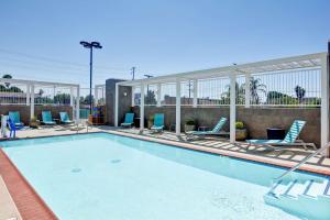 阿苏萨阿苏萨希尔顿惠庭酒店的一个带椅子的大型游泳池