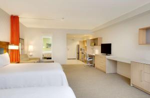 牛津Home2 Suites By Hilton Oxford的酒店客房设有一张大床和一张书桌。