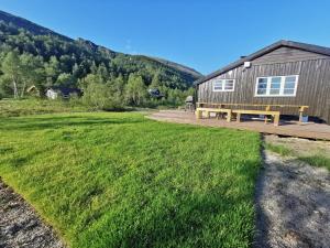 努尔黑姆松Tangen - cabin with 4 bedrooms - great nature的建筑物前草上的长凳