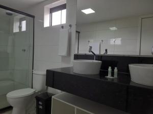 巴卡雷纳Aiezza Hotel的一间带水槽、卫生间和镜子的浴室