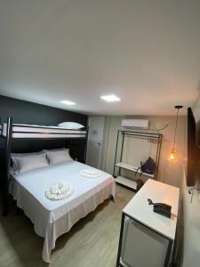 巴卡雷纳Aiezza Hotel的卧室配有白色的床和镜子