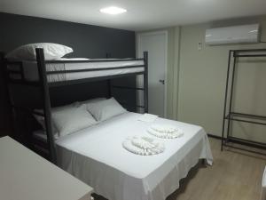 巴卡雷纳Aiezza Hotel的一间卧室配有双层床,上面有2个盘子