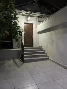 埃里温SM Apartment的走廊设有楼梯和木门