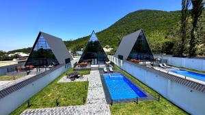 盖贝莱Qafqaz Falcon Chalet的建筑物屋顶上的游泳池