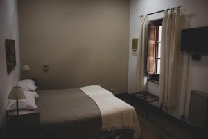 亚坎托亚卡托酒店的一间卧室设有一张床和一个窗口