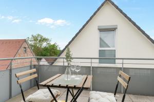 莱因费尔登-埃希特尔丁根Design-Apartment - Küche - Balkon - Tiefgarage的阳台的天井配有桌椅