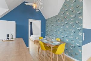 莱因费尔登-埃希特尔丁根Design-Apartment - Küche - Balkon - Tiefgarage的一间拥有蓝色墙壁的餐厅,里面饲养着鸟儿