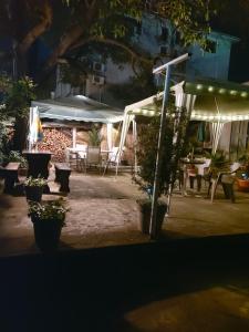 奥布佐尔Вила Радеви的庭院在晚上配有桌椅