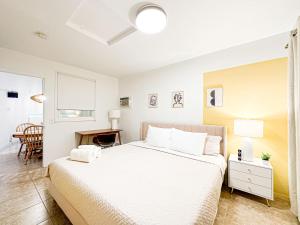 伯班克Charming 1 BR Poolside Retreat - Lou2-Bur的卧室配有白色的床和书桌