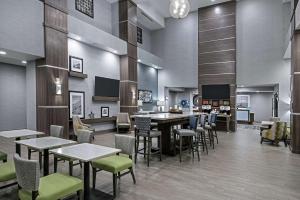 波特兰Hampton Inn & Suites By Hilton-Corpus Christi Portland,Tx的一间在房间内配有桌椅的餐厅