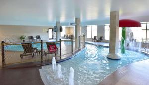 威斯康星戴尔Hampton Inn and Suites at Wisconsin Dells Lake Delton的一座带喷泉的建筑里的大型游泳池