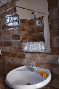 科洛尼亚-德尔萨克拉门托Apartamento Familiar Marta的浴室设有白色水槽和镜子
