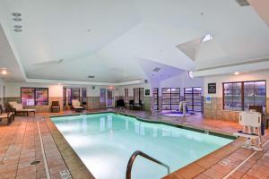 奥罗拉诺福拉诺珀维尔希尔顿惠庭套房酒店的在酒店房间的一个大型游泳池