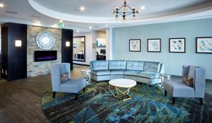 北湾北湾希尔顿惠庭套房酒店的客厅配有沙发和两把椅子