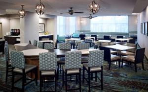 北湾北湾希尔顿惠庭套房酒店的一间在房间内配有桌椅的餐厅
