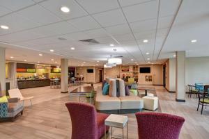 彭萨科拉Home2 Suites Pensacola I-10 At North Davis Hwy的医院的大厅,里面配有沙发和椅子
