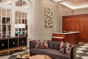 林奇堡The Virginian Lynchburg, Curio Collection By Hilton的带沙发和书桌的客厅