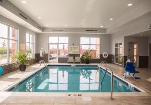 庞蒂亚克庞蒂亚克汉普顿酒店的酒店大堂的游泳池,设有游泳池