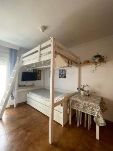 巴尔巴特Apart Centro-Playa Terraza的一间卧室配有双层床和书桌