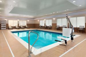费尔蒙特费尔蒙特汉普顿酒店的一座配有桌椅的酒店游泳池