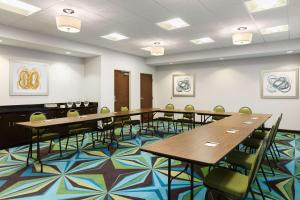 费尔蒙特费尔蒙特汉普顿酒店的一间会议室,配有桌椅,铺着色彩缤纷的地毯