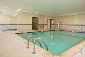 科尔特斯梅萨维德/科尔特斯汉普顿酒店的大楼内的大型游泳池