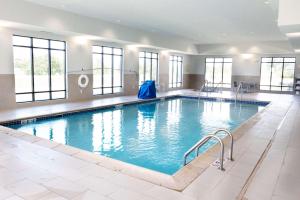 Urbandale得梅因/厄班代尔汉普顿酒店的大楼内一个蓝色的大型游泳池