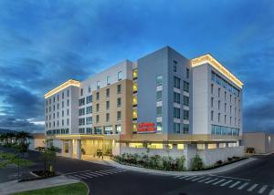 卡波雷Hampton Inn & Suites Oahu Kapolei - FREE Breakfast & Parking的黄昏时酒店大楼的 ⁇ 染