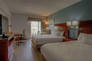 奇蒂豪克奥特班克斯/奇提霍克希尔顿花园酒店的酒店客房配有两张床和一张书桌