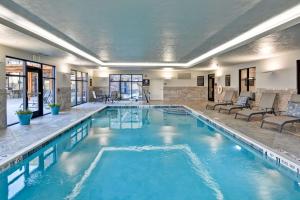 ClintonHomewood Suites By Hilton New Hartford Utica的大楼内的一个蓝色海水游泳池