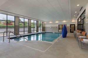 Covington维吉尼亚州卡温顿汉普顿酒店的游泳池,位于带游泳池的建筑内