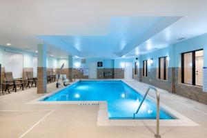 费耶特维尔Homewood Suites By Hilton Fayetteville的在酒店房间的一个大型游泳池