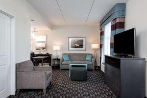费耶特维尔Homewood Suites By Hilton Fayetteville的带沙发和平面电视的客厅
