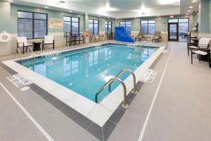 摩根敦Hampton Inn & Suites Morgantown / University Town Centre的一座带桌椅的大型游泳池
