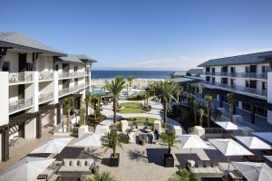 圣奥古斯丁海滩Embassy Suites St Augustine Beach Oceanfront Resort的享有度假村和海滩的空中景致