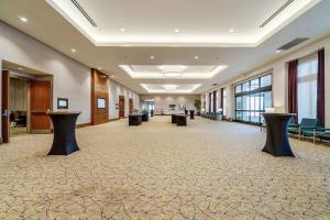 爱德蒙Hilton Garden Inn Edmond/Oklahoma City North的大楼内带桌椅的大型大堂