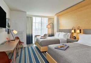 北贝塞斯达华盛顿贝塞斯达北部希尔顿Canopy酒店的酒店客房配有两张床和一张书桌