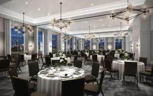 北贝塞斯达华盛顿贝塞斯达北部希尔顿Canopy酒店的宴会厅配有白色的桌椅和窗户
