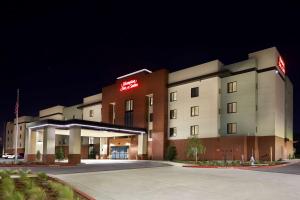 萨克拉门托Hampton Inn & Suites Sacramento at CSUS的上面有灯的标志的酒店大楼