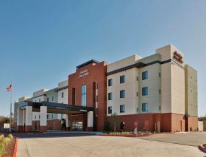 萨克拉门托Hampton Inn & Suites Sacramento at CSUS的酒店大楼前面设有停车场