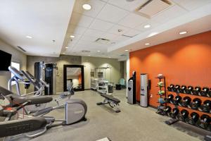 布朗斯维尔Home2 Suites by Hilton Brownsville的健身房设有数台跑步机和机器