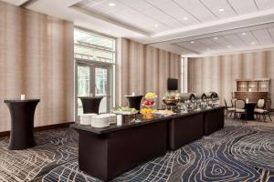 圣安东尼奥Embassy Suites By Hilton San Antonio Landmark的酒店大堂提供自助餐,包括食物
