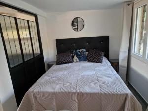 阿尔勒Mas d'Alivon的一间卧室配有一张大床和黑色床头板