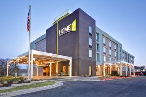 堪萨斯城堪萨斯城希尔顿KU医疗中心套房酒店的带有读家标的酒店大楼