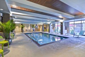 堪萨斯城堪萨斯城希尔顿KU医疗中心套房酒店的游泳池位于酒店带桌椅的客房内