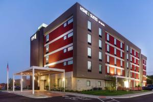 路易斯威尔Home2 Suites By Hilton Louisville Airport Expo Center的停车场的天篷酒店大楼