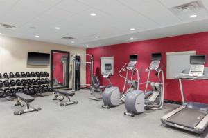 路易斯威尔Home2 Suites By Hilton Louisville Airport Expo Center的健身房设有数台跑步机和健身器材