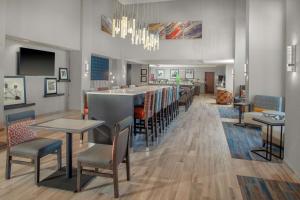 布尔里奇芝加哥伯尔里奇汉普顿套房酒店 的餐厅设有酒吧和桌椅