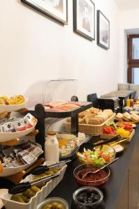 布拉迪斯拉发维尔戈公寓式酒店的包含多种不同食物的自助餐